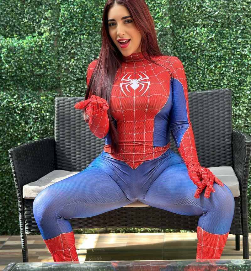Jessica Sodi macht als Spider-Man die Beine breit