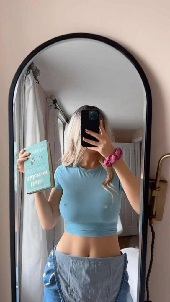 Katie zeigt ihre spitzen Nippel