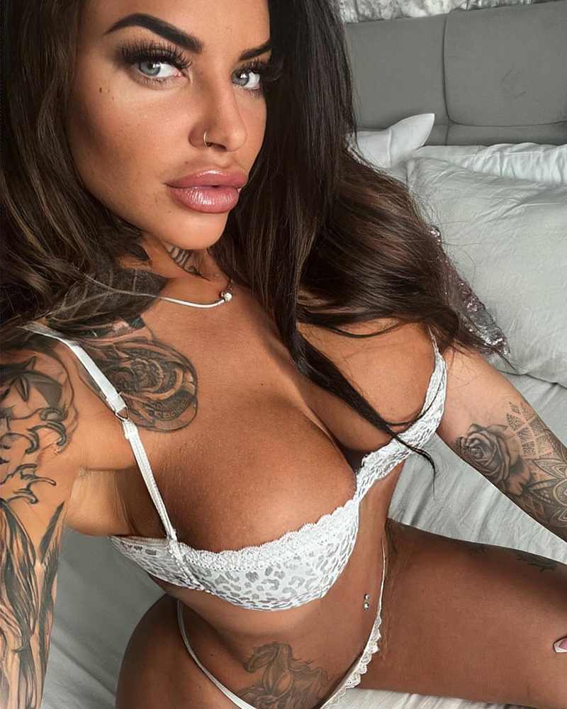 Kayleigh Wanless im BH mit dicken Dingern