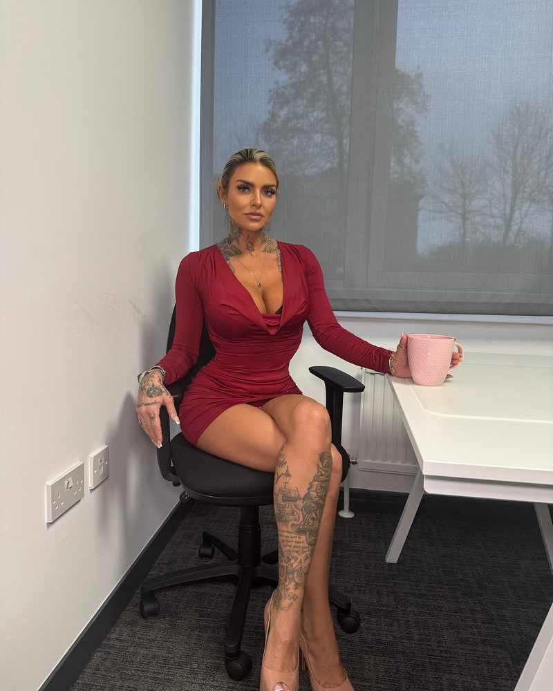 Kayleigh Wanless macht sich echt gut als sexy Chefin