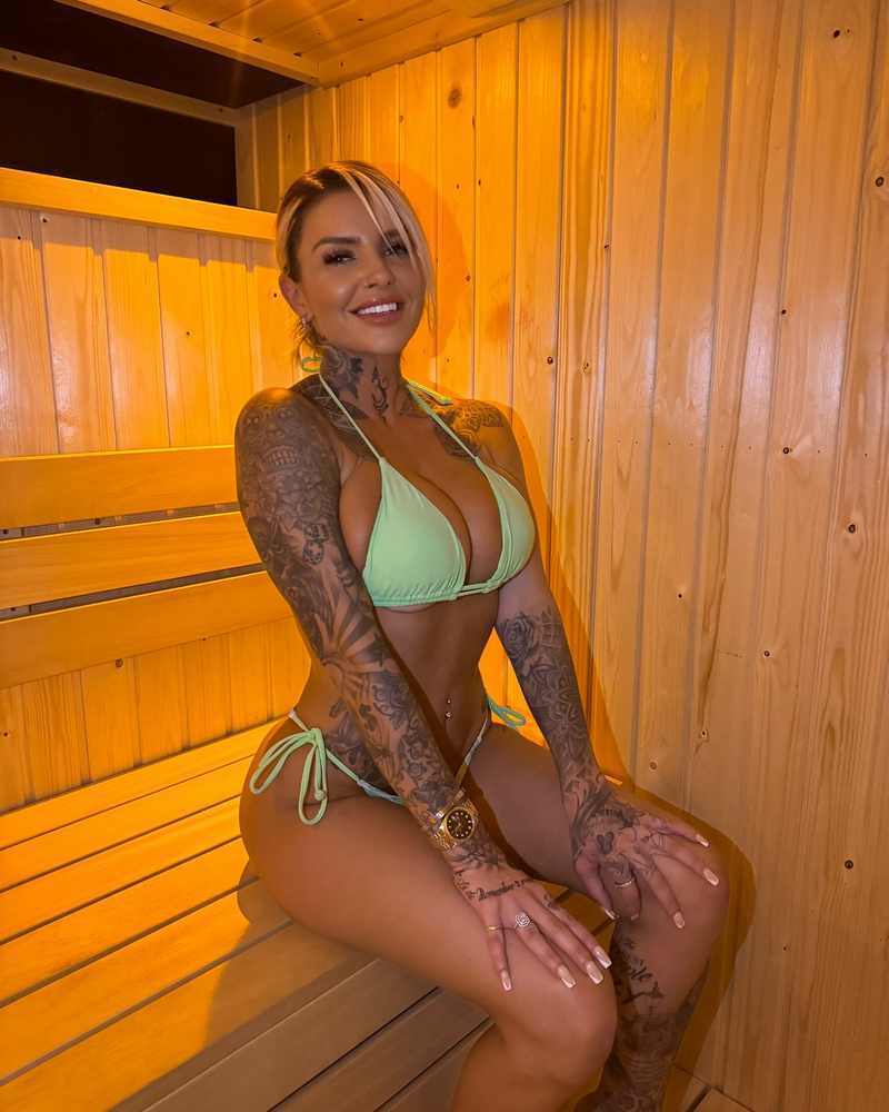 Kayleigh Wanless schwitzt fast nackt in der Sauna