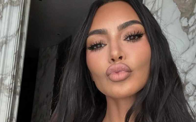 Kim Kardashian macht Kussmund