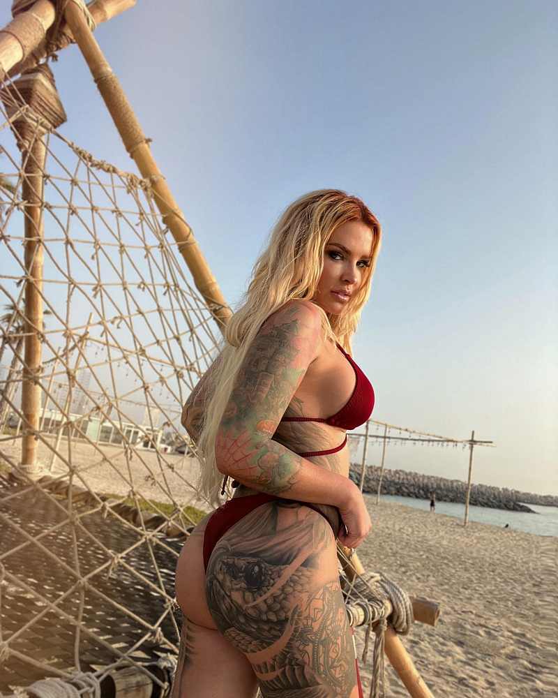 Lexy Roxx als erotischer Stern am Strand