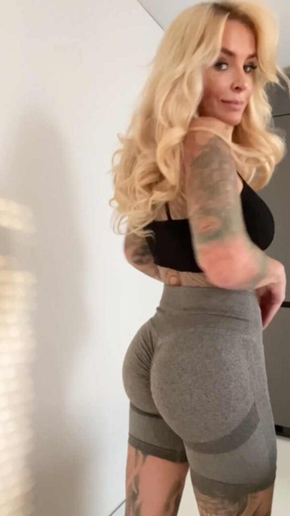 Lexy Roxx mit sexy Leggings-Arsch