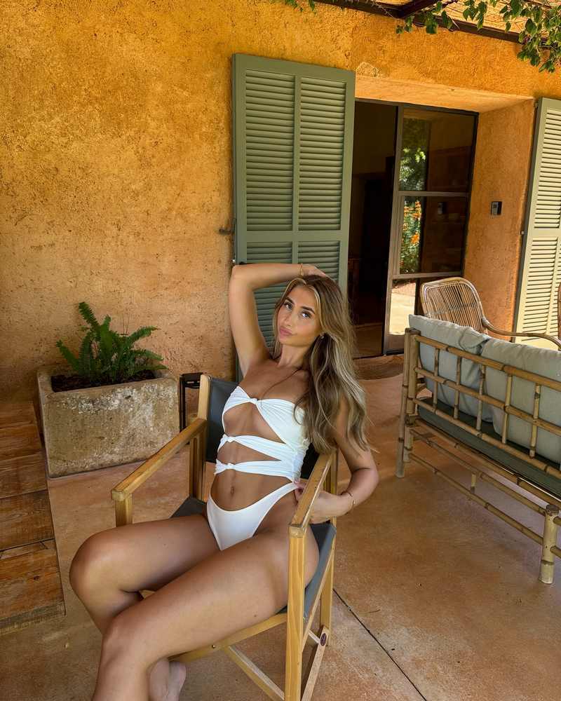 Lily Phillips heißer Bikini in Weiß - einfach perfekt