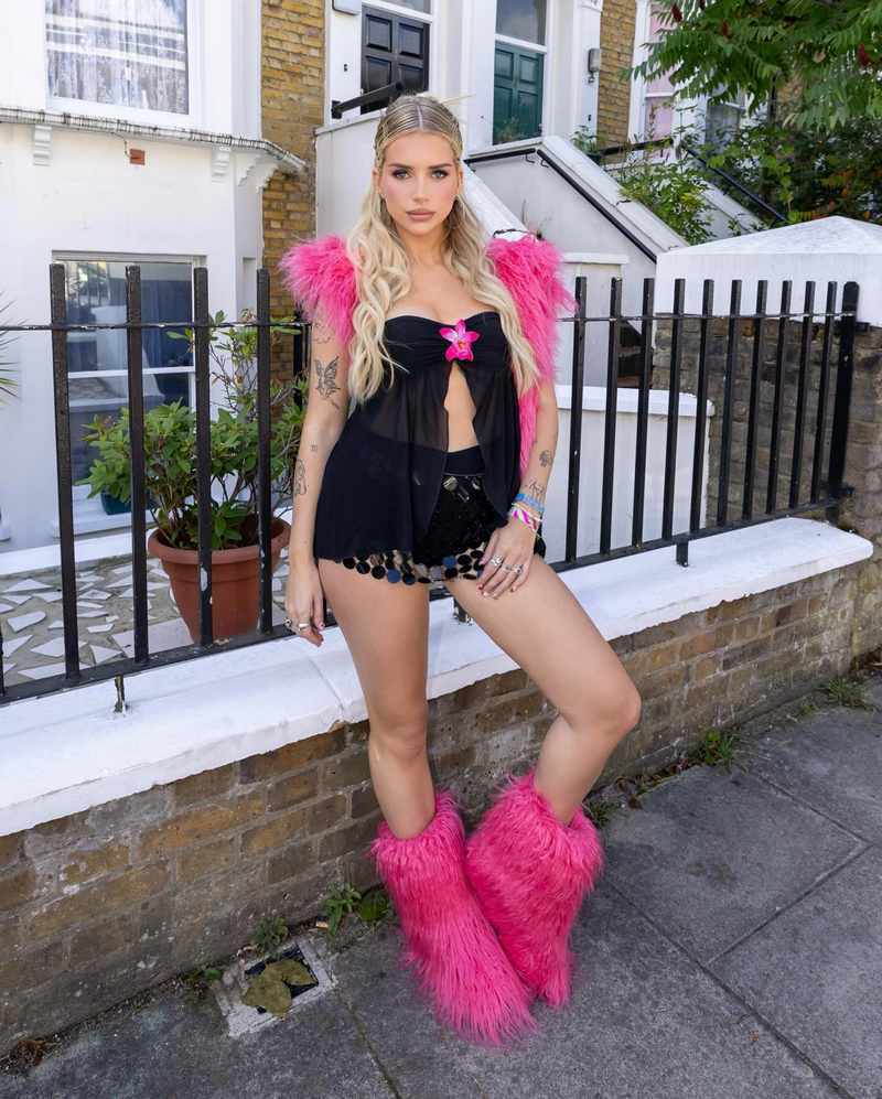Lottie Moss zeigt ihre langen attraktiven Beine