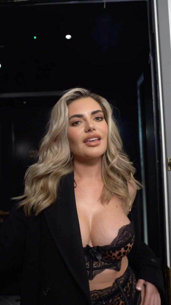 Megan Barton Hanson betont ihren Ausschnitt