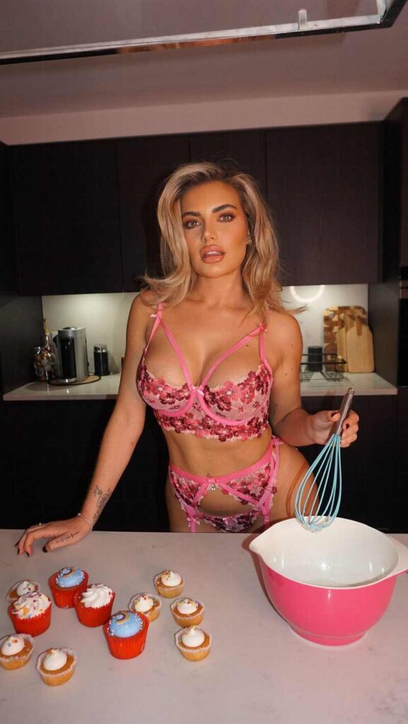 Megan Barton Hanson in sexy Unterwäsche