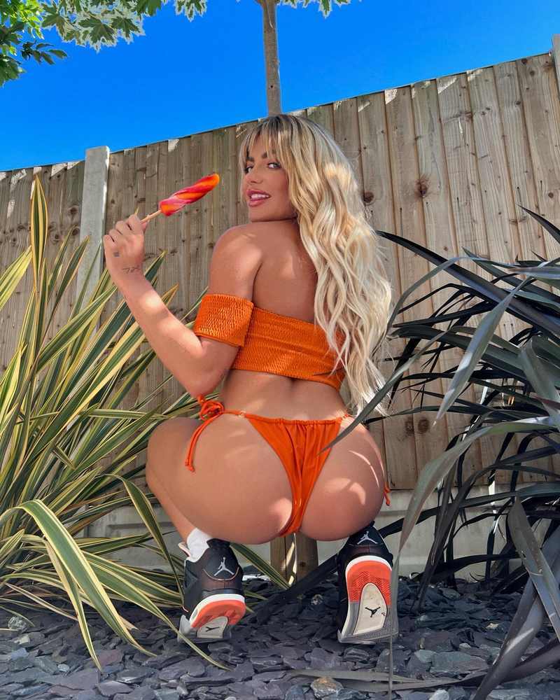 Megan Barton Hanson streckt ihren sexy Po heraus