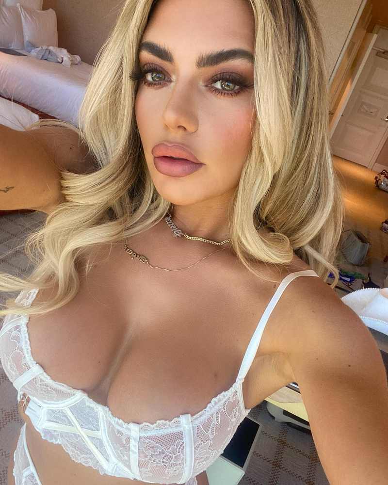 Megan Barton Hanson trägt weiße Unterwäsche mit Spitze - sehr sexy