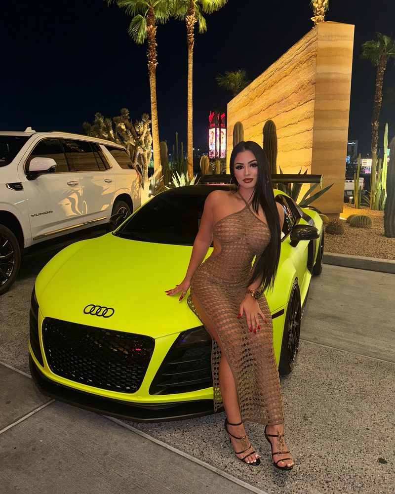 Nadia Kahr ist unter dem Kleid nackt