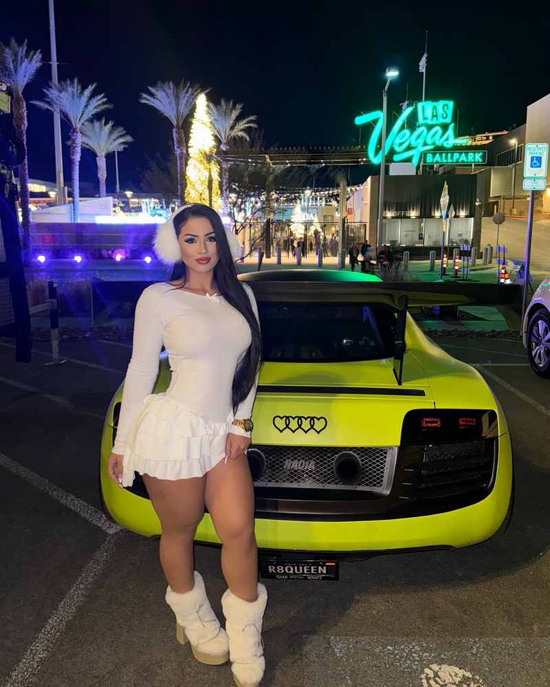 Nadia Kahr zeigt ihren sexy Körper in einem weißen Body