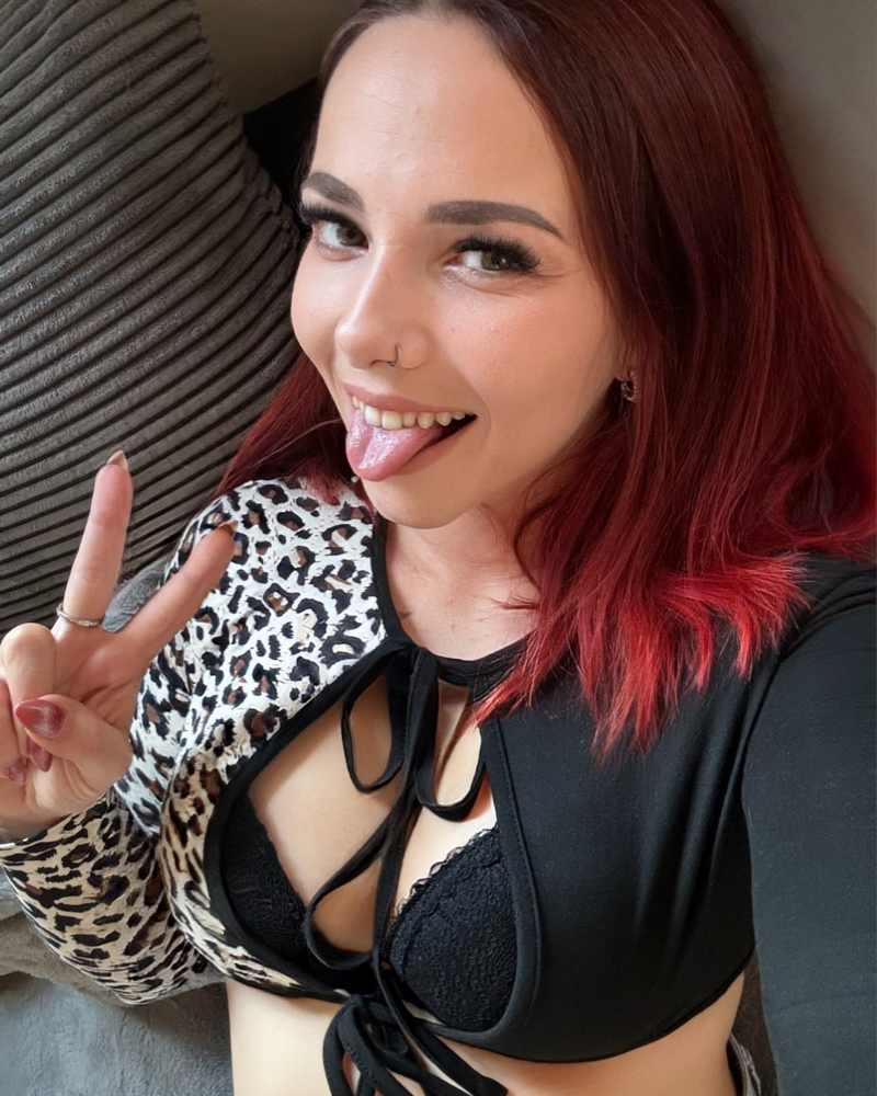 Nina Devil streckt die Zunge heraus