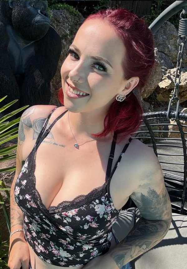 Nina Devil verführerisch in der Sonne