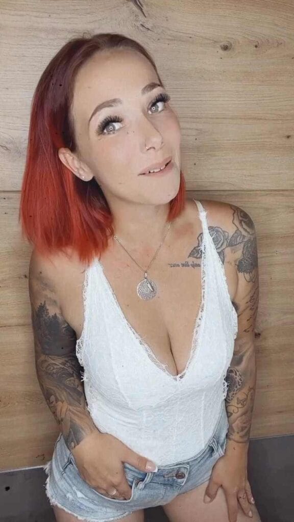 Nina Devil zeigt Ausschnitt inklusive Lächeln