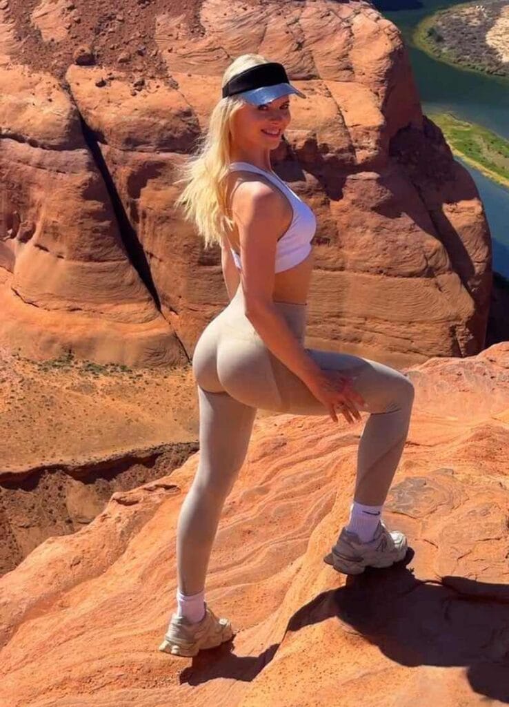 Peyton Kinsly hat in den Leggins einen sexy Po