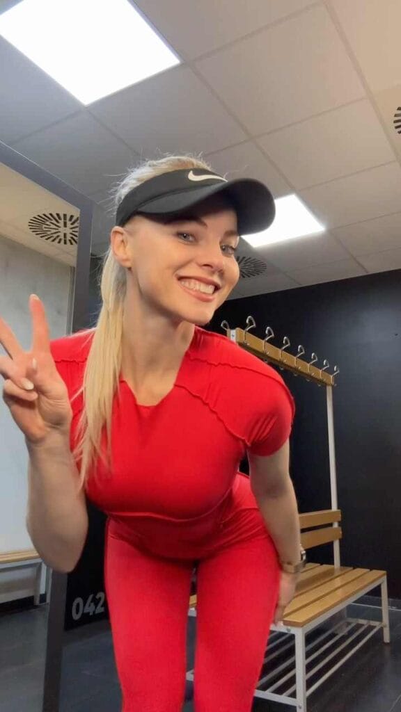 Peyton Kinsly in rotem Sport-Dress