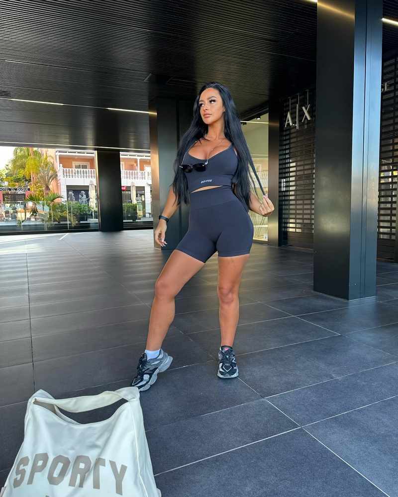 Sapphire in sexy schwarzen Leggins