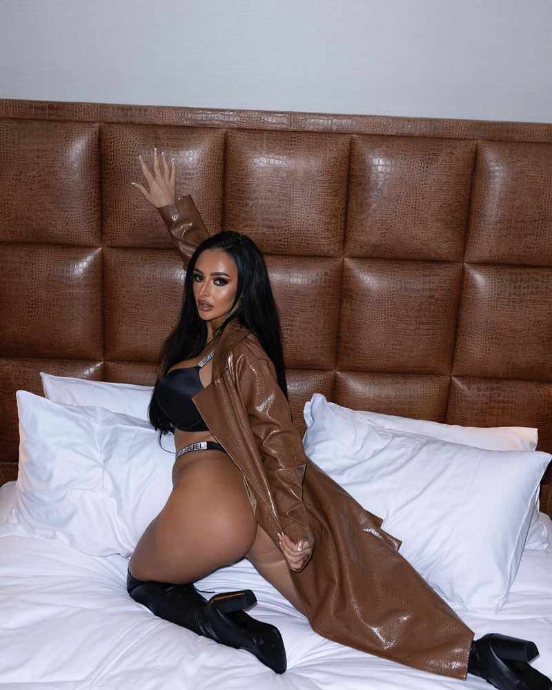 Sapphire zeigt ihren Hintern im sexy Outfit