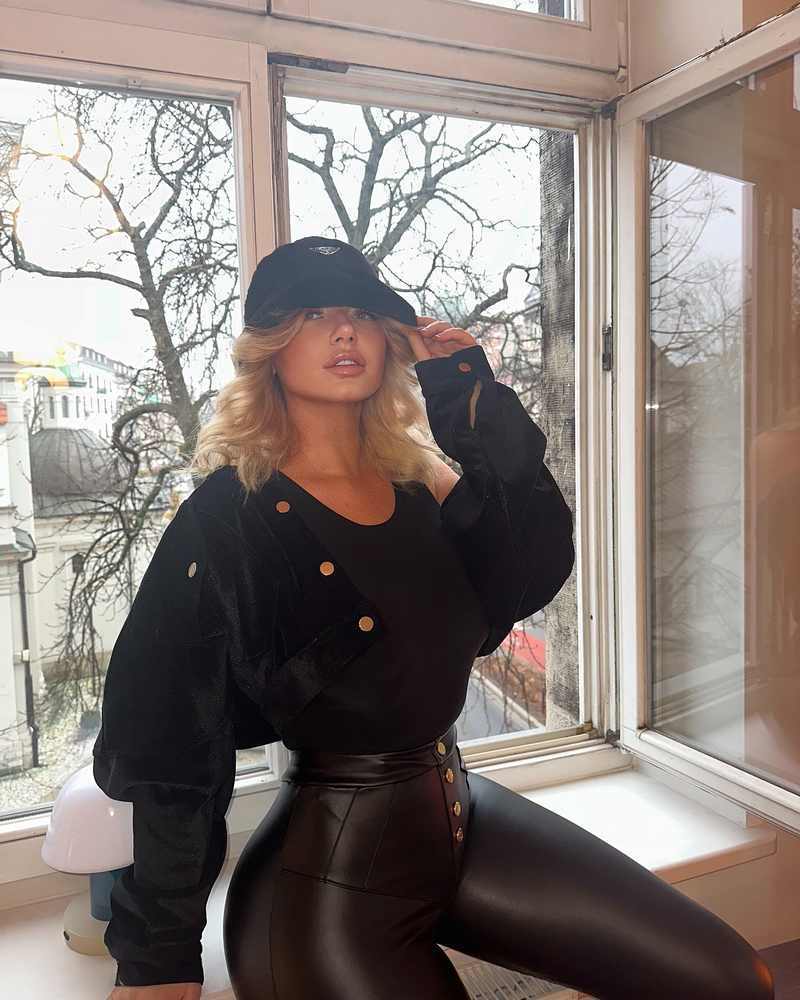 Sasha Maria Figueiredo im perfekten schwarzen Outfit mit heißen Leggins