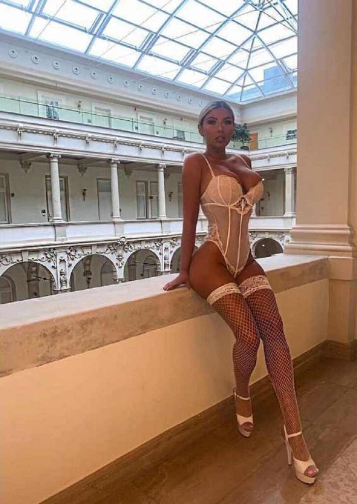 Sasha Maria Figueiredo in Dessous mit Netzstrümpfen und perfekt gestylt