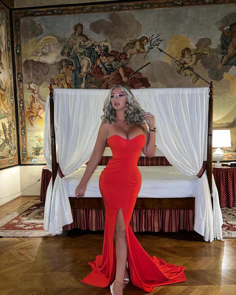 Sasha Maria Figueiredo in einem langen roten Kleid mit dicken Dingern