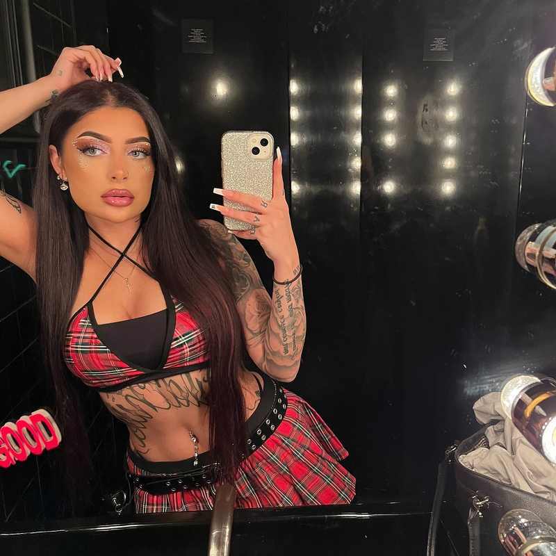 Sharon Torma Sexy-Selfie auf dem Klo