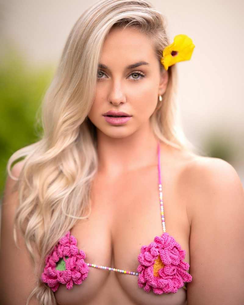 Taylor Gallo als heißes Hawai-Girl