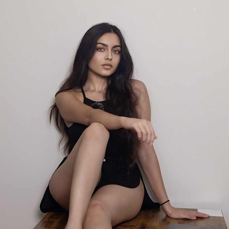 Zara Dar hat fast nichts an und flirtet mit euch