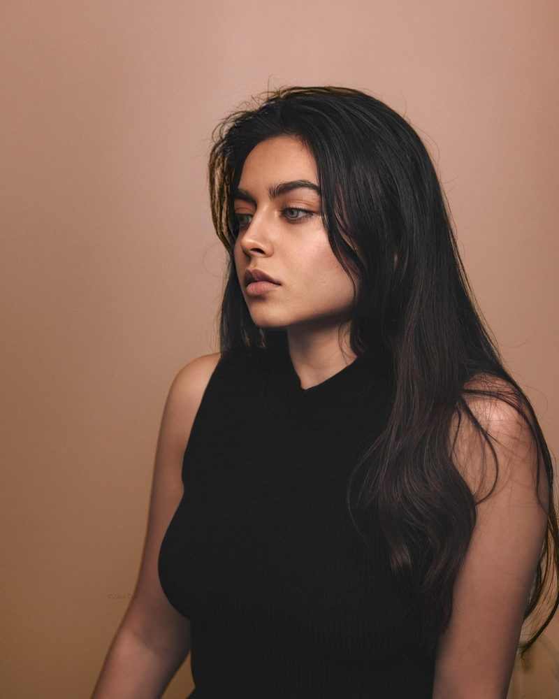 Zara Dar hat lange dunkle Haare und attraktives Gesicht
