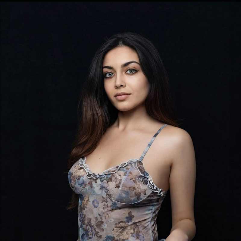 Zara Dar in einem Top mit tollem Ausschnitt