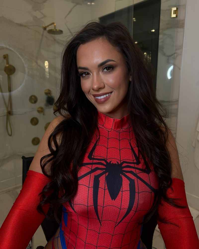 Amber Fields als Nippel-Spidergirl