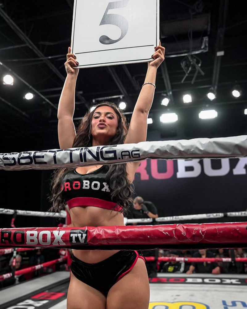 Amber Fields als Nummerngirl in Aktion