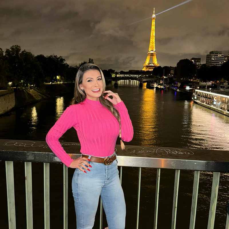 Andressa Urach posiert legere vor dem Eiffelturm