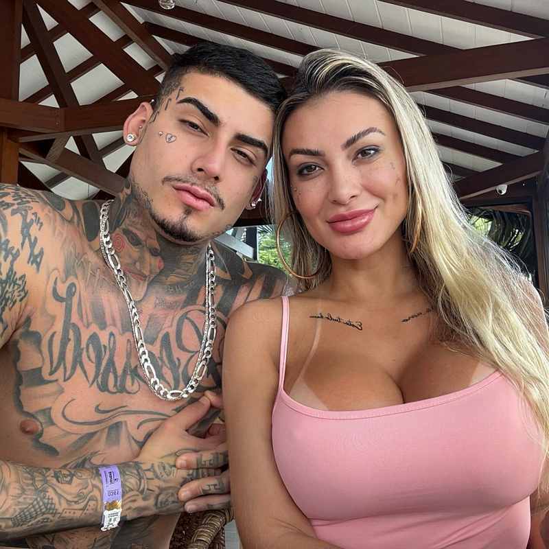 Andressa Urach posiert mit ihrem Liebhaber und zeigt ihre dicken Brüste