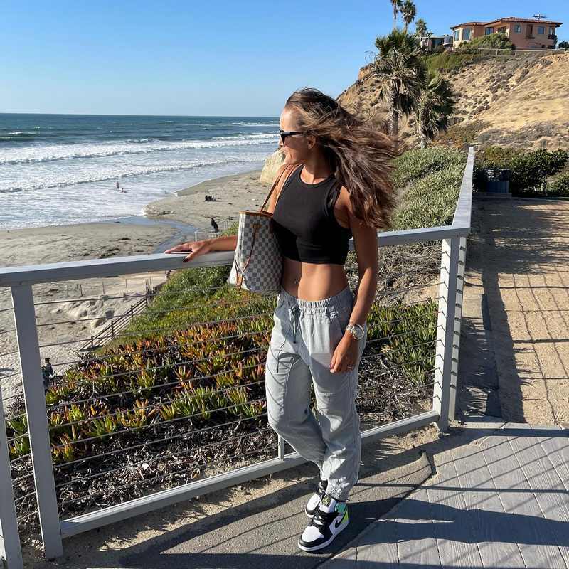 Arina Rodionova attraktiv und sehr locker angezogen