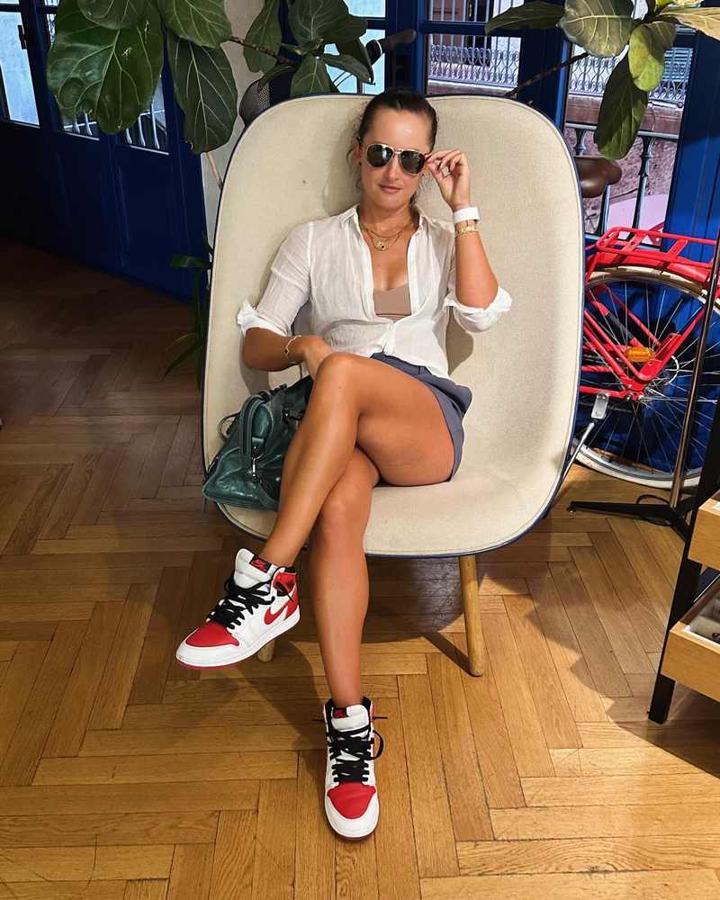 Arina Rodionova sexy legere im Stuhl