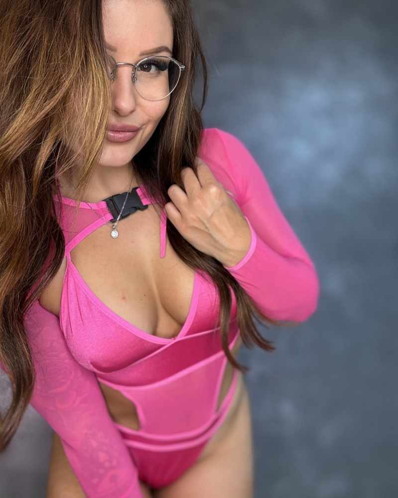 Badfitprincess im pinken sexy Dress