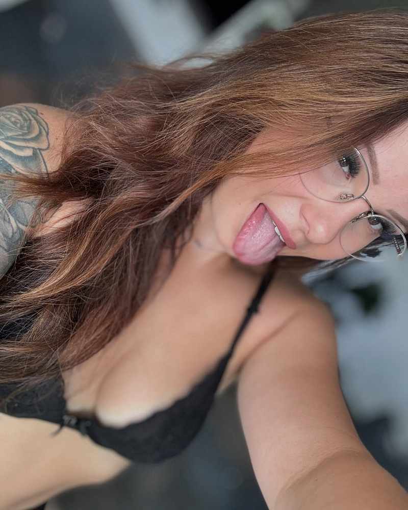 Badfitprincess streckt die Zunge raus und hat nur einen BH an