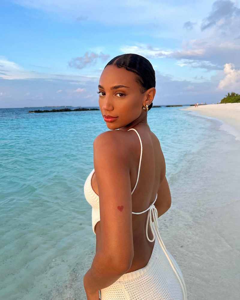 Celina Kerr am Strand mit wenig Stoff