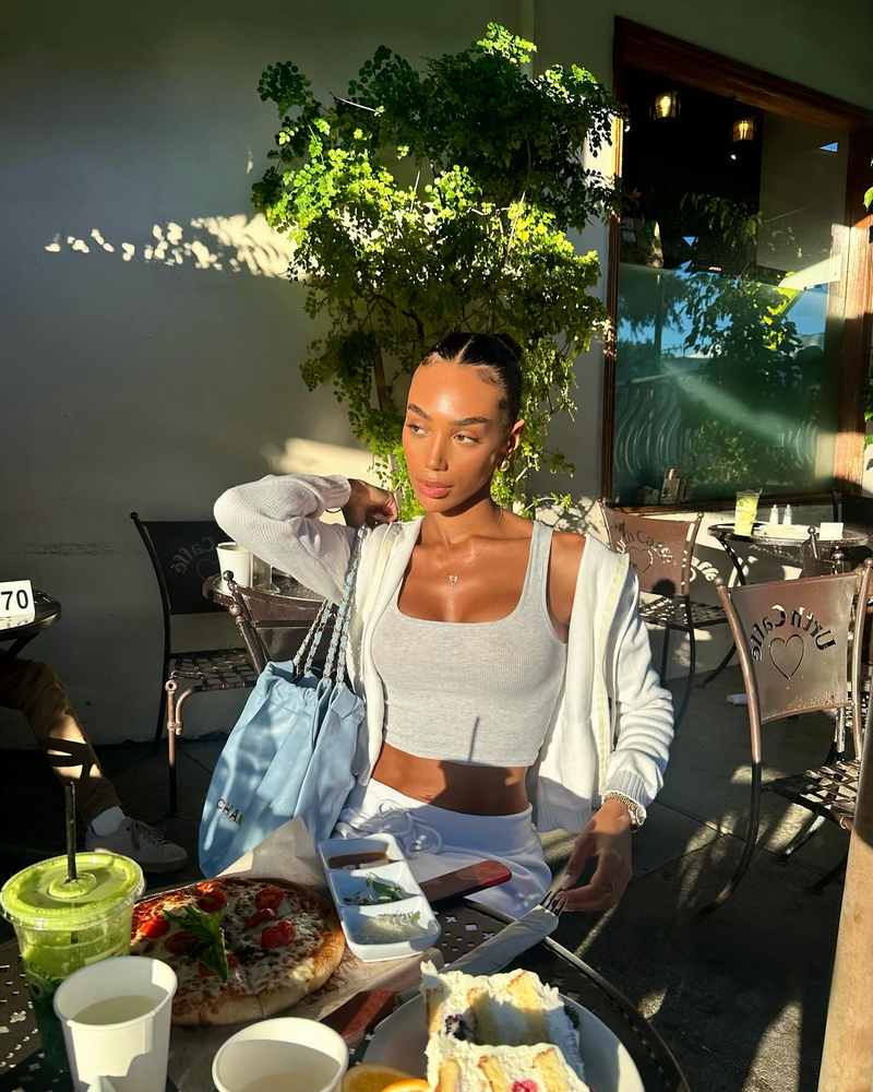 Celina Kerr beim Frühstück sexy legere angezogen