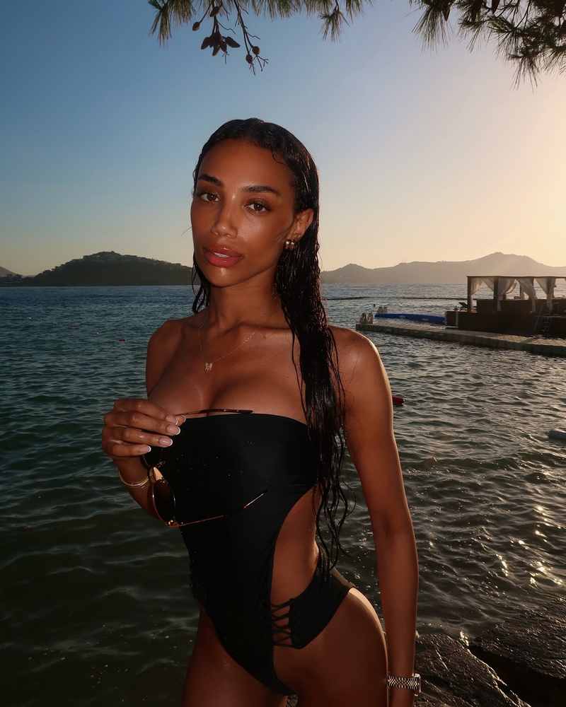 Celina Kerr im sexy Badeanzug
