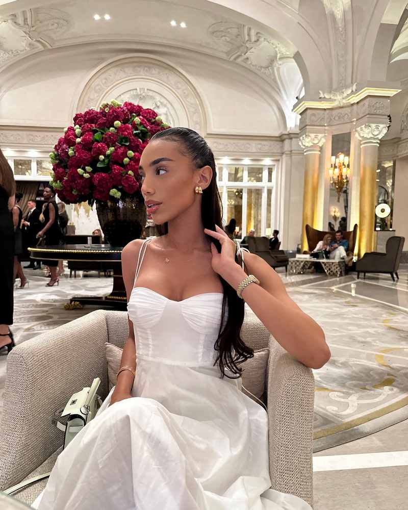 Celina Kerr perfekt gestylt mit Ausschnitt und sexy Frisur