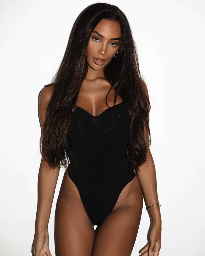 Celina Kerr trägt einen schwarzen enganliegenden Body