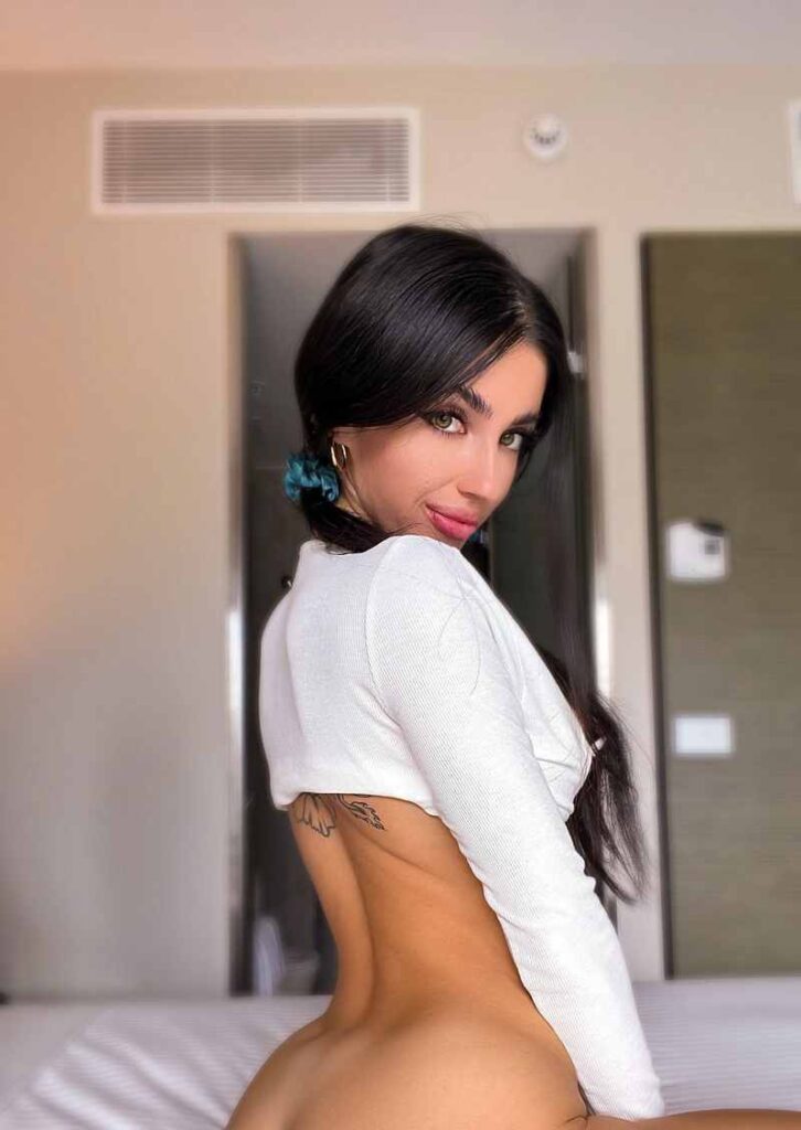 Chloe Mira schaut euch mit ordentlich Erotik an