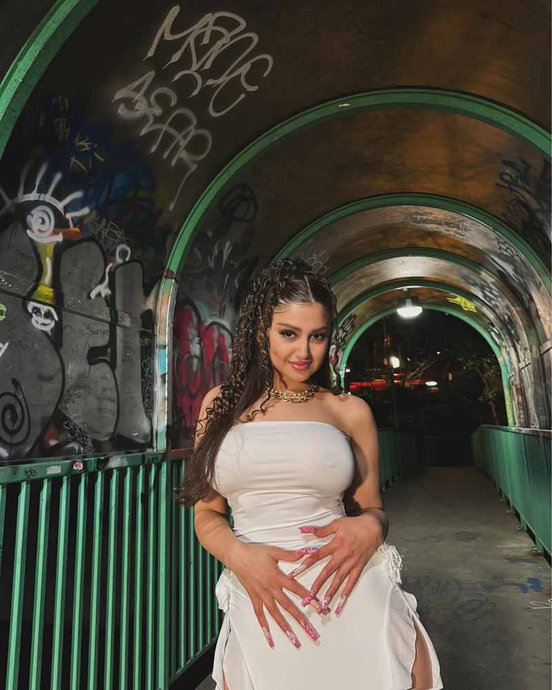 Diva Flawless packt sich an die Hüfte und schaut euch sexy an