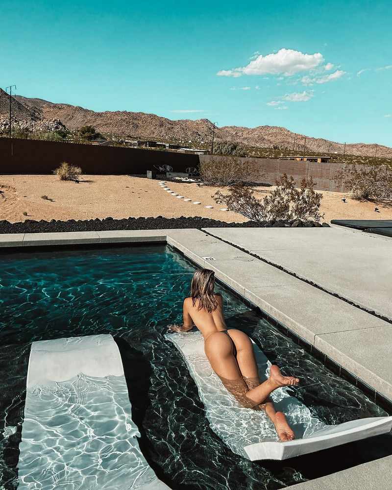Elena Kamperi ist nackt und liegt im Pool