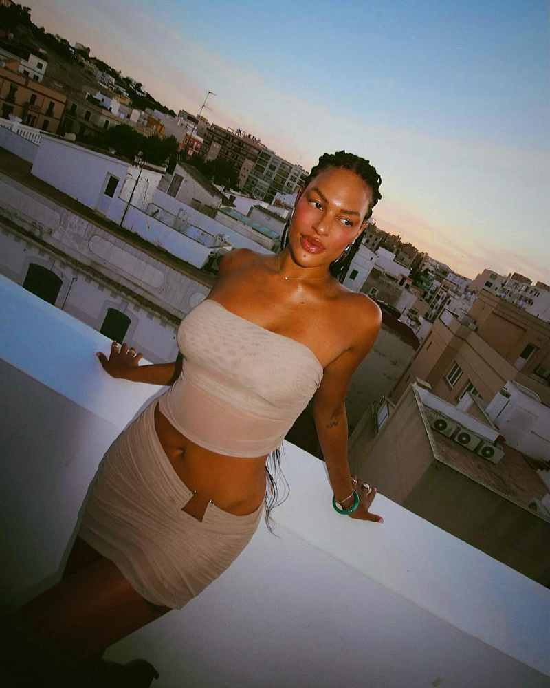 Elizabeth Cambage hat ein sexy Sommeroutfit an