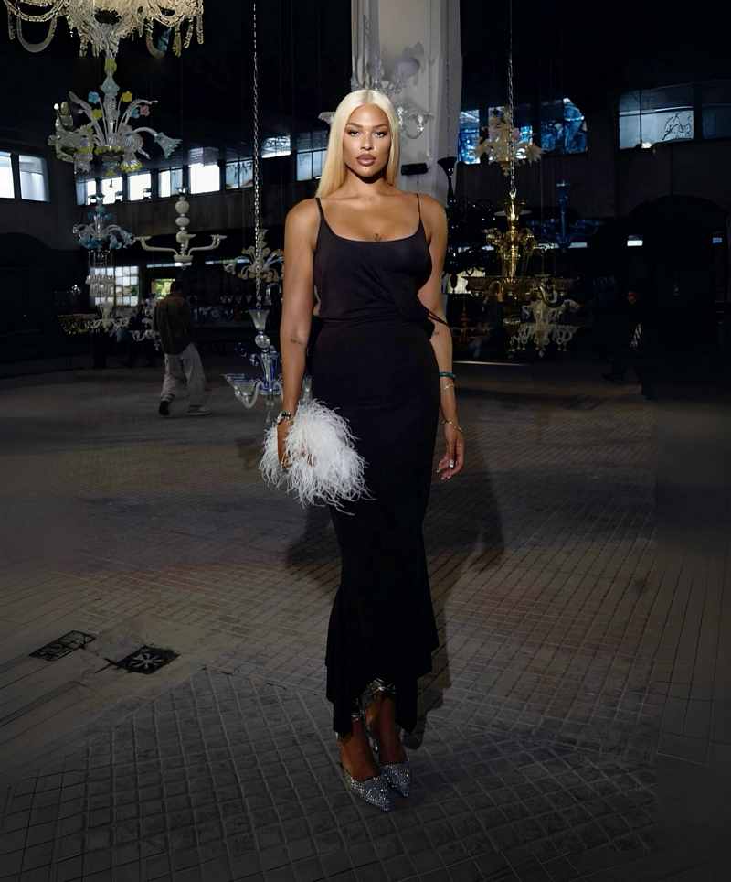 Elizabeth Cambage sehr sexy mit blonden Haaren