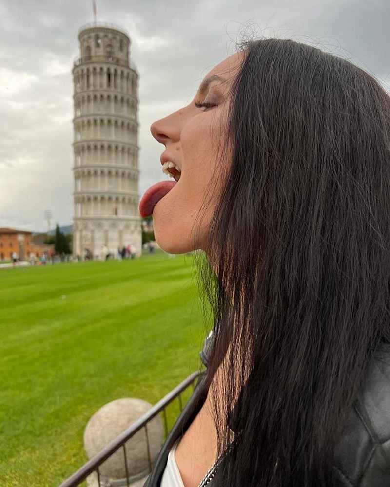 Eva Keks leckt den schiefen Turm